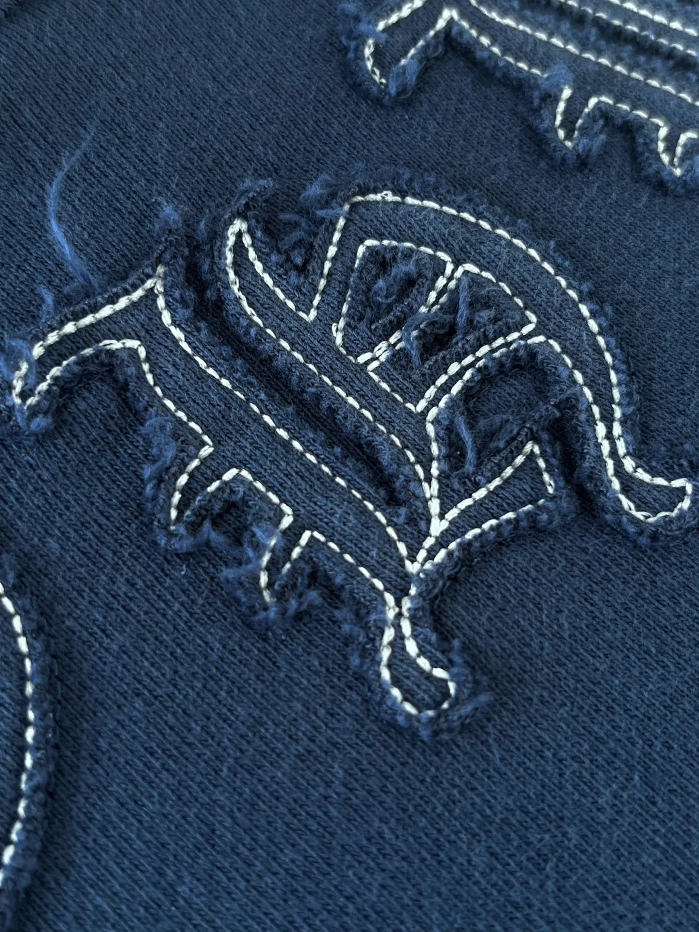 P340 [Higher version] Chrome Hearts*Chrome heart patch embroidered horseshoe logo‼ ️Hooded sweatshirt *Made of 430g pure cotton sweatshirt fabric with double yarns. The fabric is woven with double yarns and twisted together. The strength is 40% higher than that of single yarns, forming a three-dimensional texture similar to the texture of tripe. It not only maintains the moisture absorption and breathability of pure cotton, but also achieves "softness and not collapse" through double yarn thickening. The whole strip of Maliu scanning spray technology uses the washing process to produce a natural fading effect in parts, and the os version has a more lazy and loose feeling. *Laser burnt patch embroidery➕Frayed process: micro-label on the chest patch, large logo horseshoe pattern on the back, heavy laser burnt three-dimensional patch embroidery pattern design, washed and frayed, and the overall garment presents a lazy style. *Whether it is daily outings or sports and fitness, you can show your trendy attitude and become the focus of the street. Same style for men and women 𝐂𝐎𝐋𝐎𝐔𝐑: white, blue, black 𝐒𝐈𝐙𝐄: S-XL